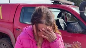VIDEO După două săptămâni, speranța este încă vie. Cele două fiice din Spania își caută neîncetat părinții dispăruți în inundații